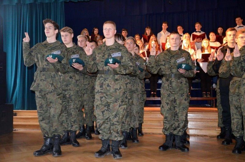 Świdnica: Przysięga klas mundurowych w świdnickim III LO