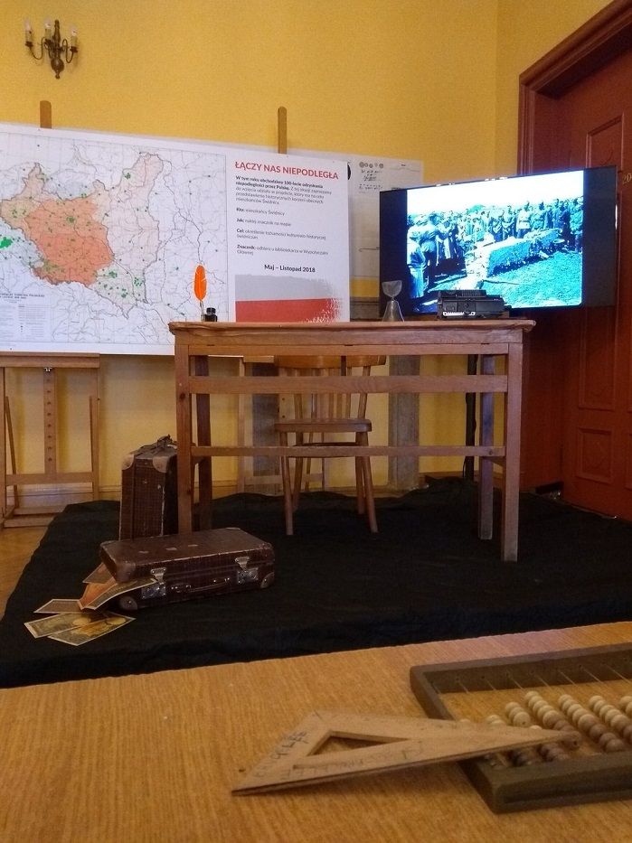 Świdnica: Niepodległościowe znaczki pocztowe, widokówki i wystawy
