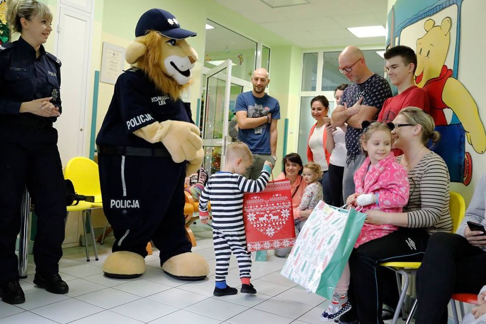 Świdnica: Świdniccy funkcjonariusze w asyście Niebieskiego Mikołaja i Komisarza Lwa odwiedzili najmłodszych pacjentów