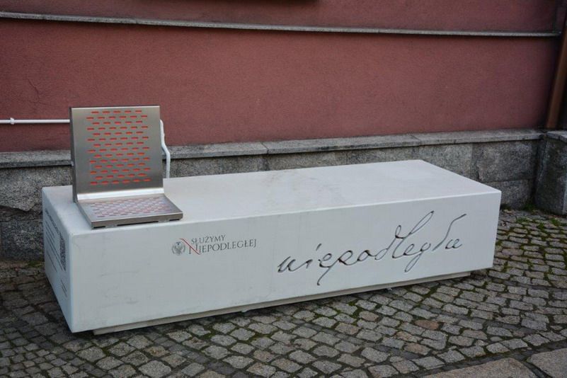 Strzegom: Ławka Niepodległości
