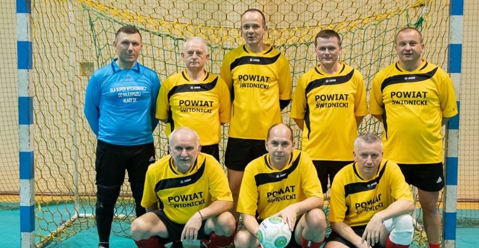 Świdnica/powiat świdnicki: Reprezentacja Powiatu Świdnickiego na meczu charytatywnym
