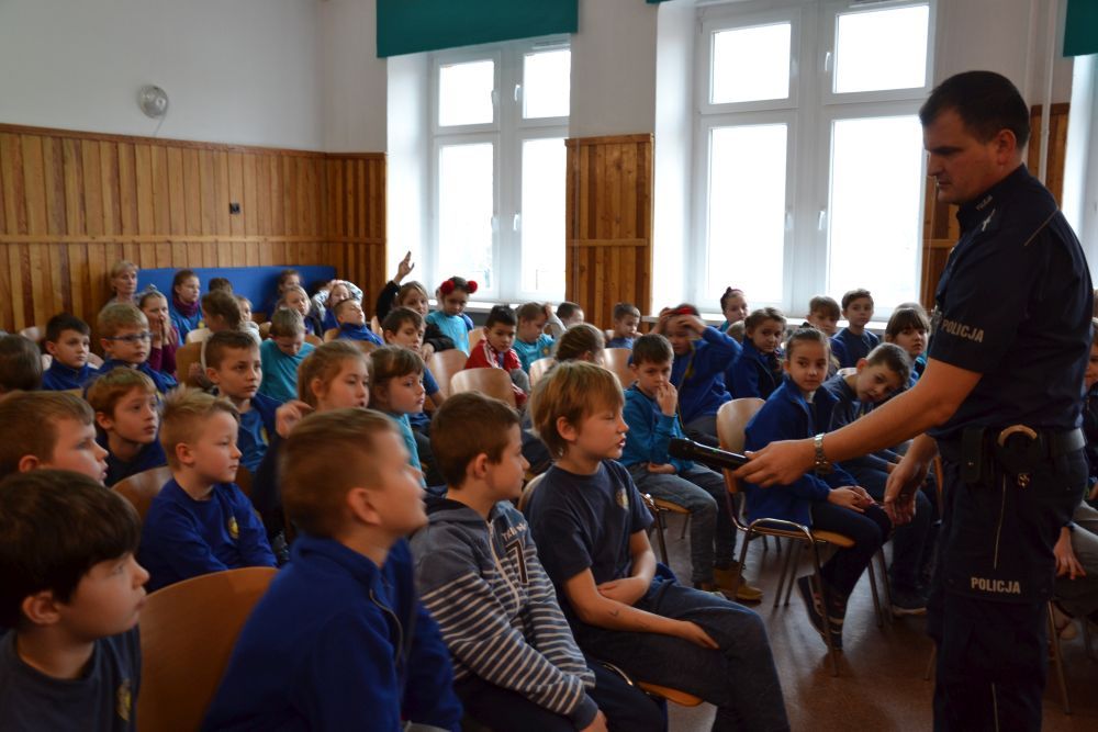 Świdnica: Policjanci rozmawiali z uczniami SZP nr 8 w Świdnicy "Aby ferie 2019 były bezpieczne"