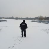 Świdnica: Dzieci bawiły się na zamarzniętym zalewie