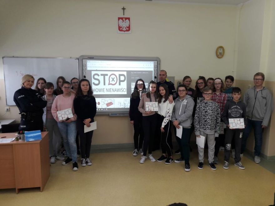 Grodziszcze: Funkcjonariusze Posterunku Policji w Słotwinie rozmawiali z młodzieżą o cyberprzemocy