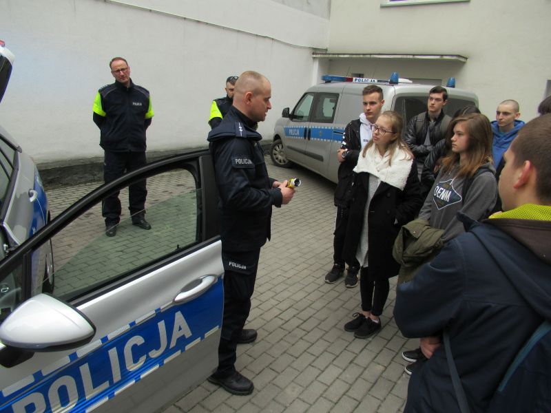 Świdnica: Licealiści z klasy mundurowej odwiedzili świdnicką komendę