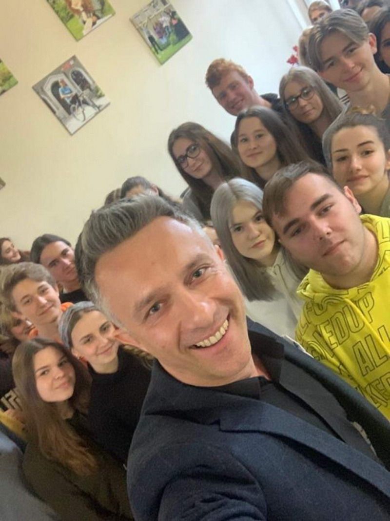Strzegom: Aktor Łukasz Płoszajski z wykładem w strzegomskim LO