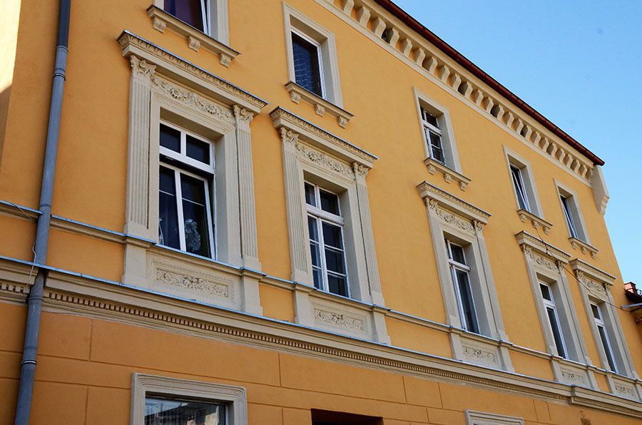 Żarów: Nowe elewacje i wyremontowane dachy budynków
