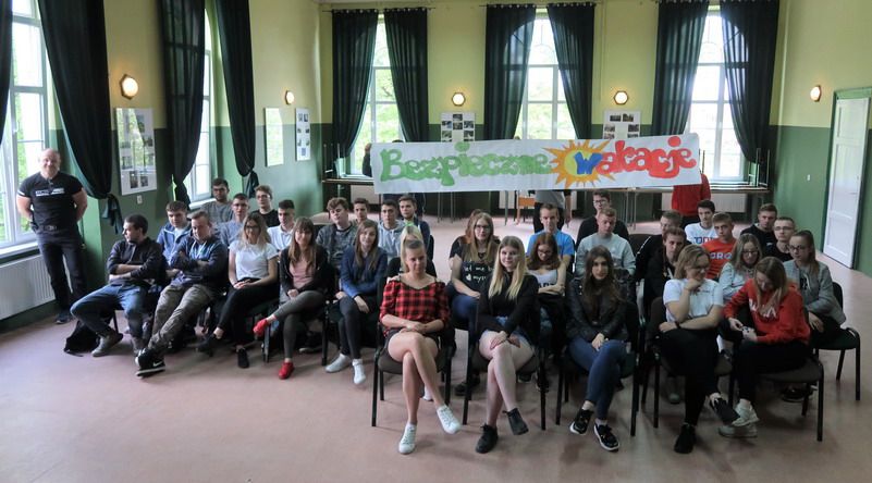 Strzegom: Bezpieczne wakacje – spotkanie z policjantem w Zespole Szkół w Strzegomiu