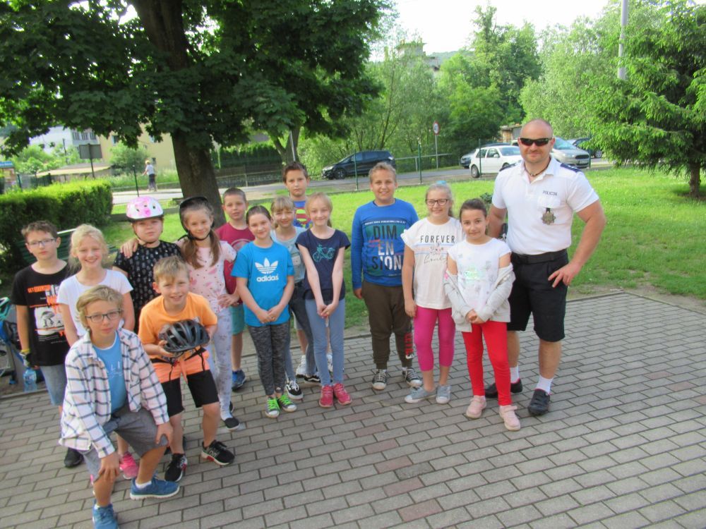 Bystrzyca Górna: Policjant Wydziału Prewencji świdnickiej komendy przeprowadził egzamin „na kartę rowerową”