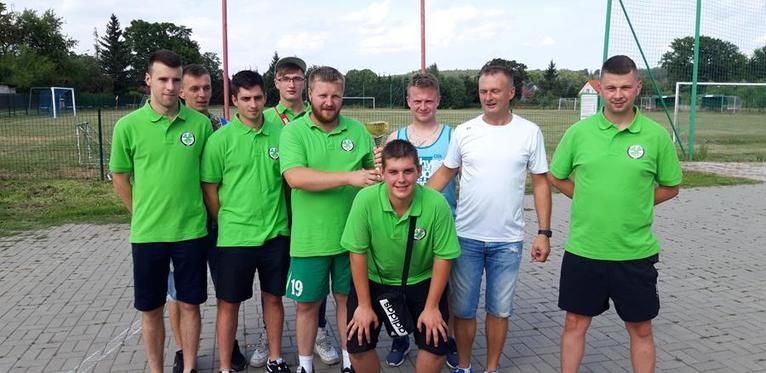 Mrowiny: Żarów z pucharem