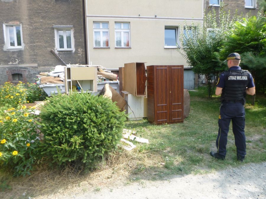 Świdnica: Gruz przez okno