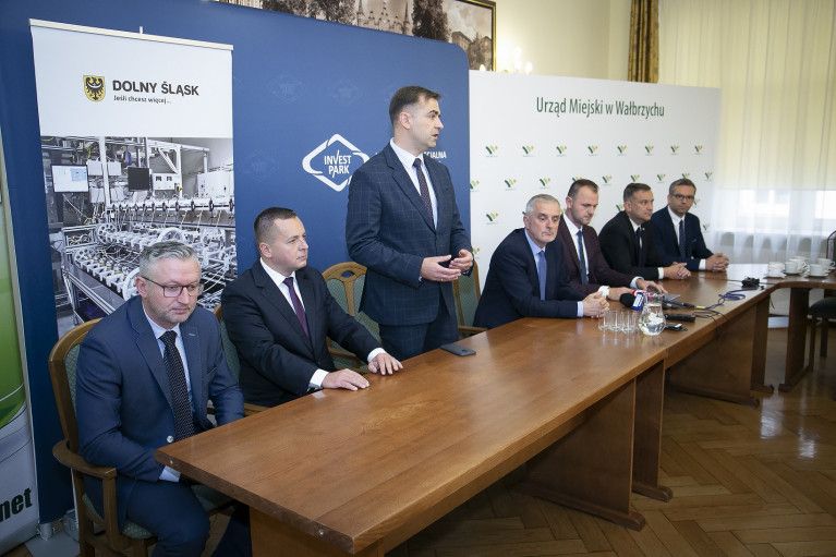 Jaworzyna Śląska: Powstanie hala