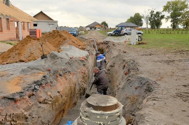 Żarów: Prace kanalizacyjne