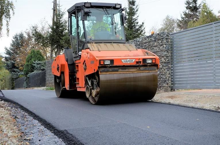 Gmina Żarów: Asfalt na drogach