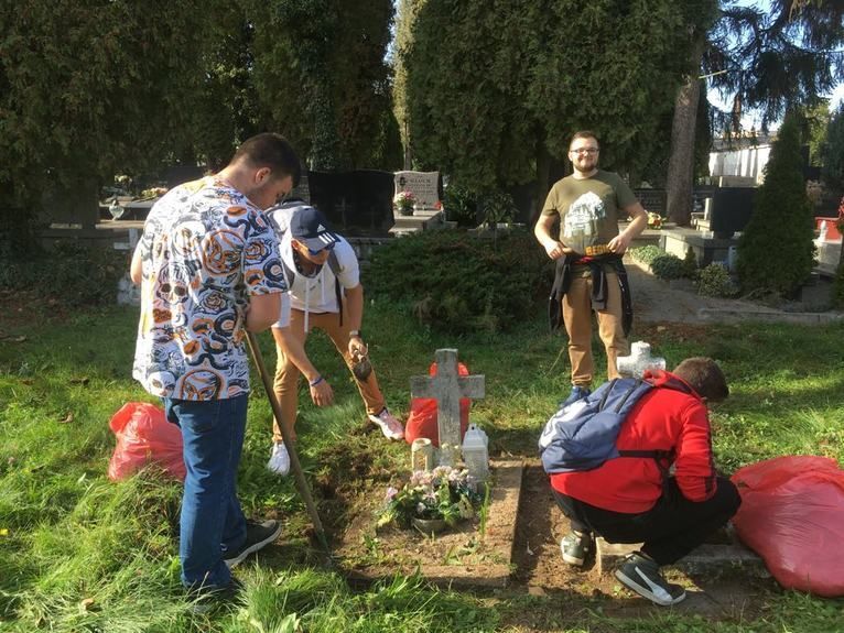Żarów: Sprzątają groby