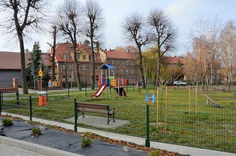 Żarów: Ogrodzili plac