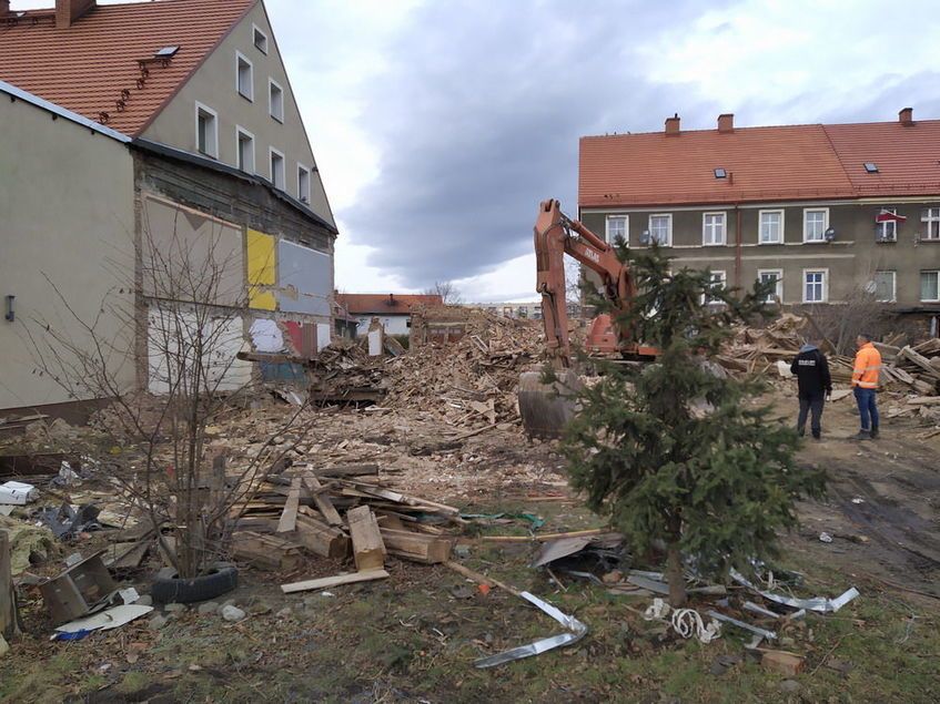 Świebodzice: Rozbiórka na Piaskowej