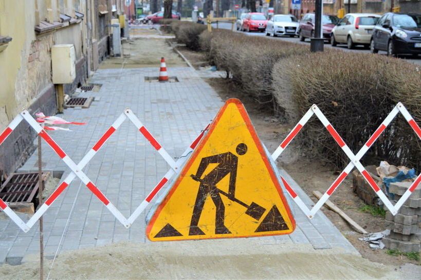 Świebodzice: Chodnik i wiaty