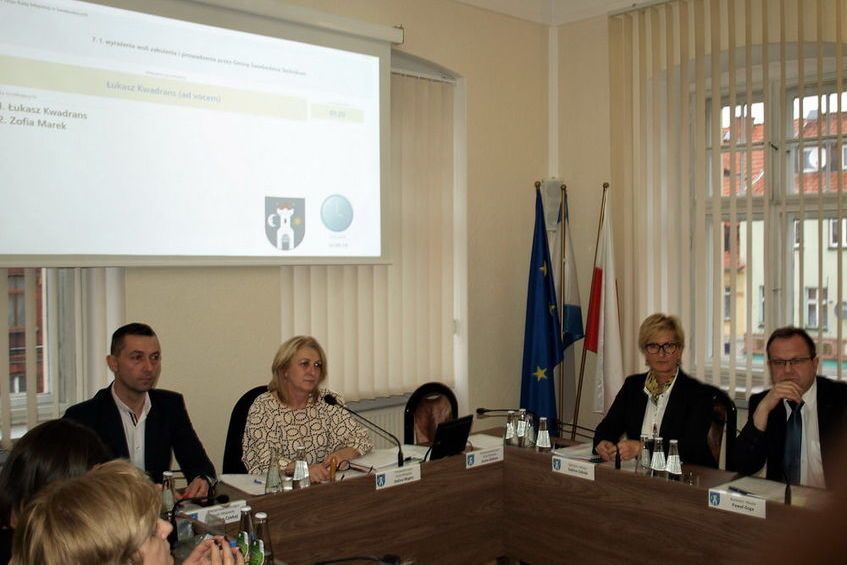 Świebodzice: Procedowali uchwały