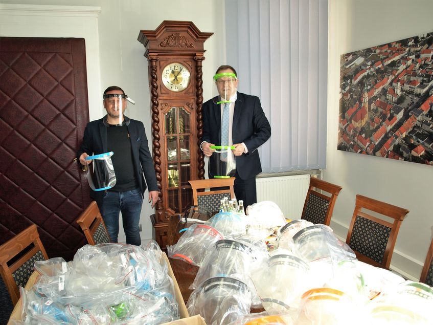 Świebodzice: Drukują przyłbice
