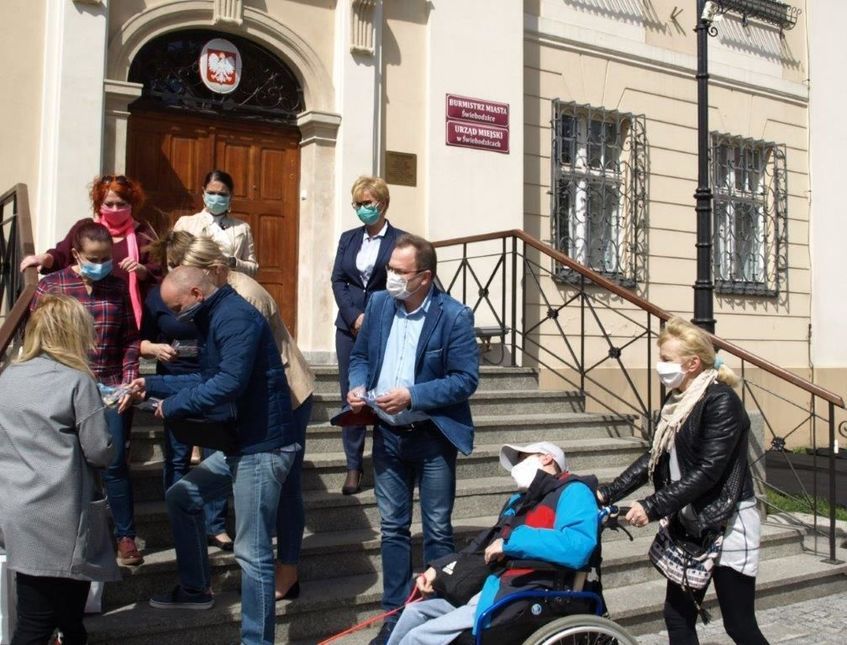 Świebodzice: Rozdali maseczki