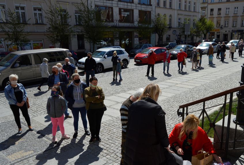 Świebodzice: Rozdali kolejne maseczki