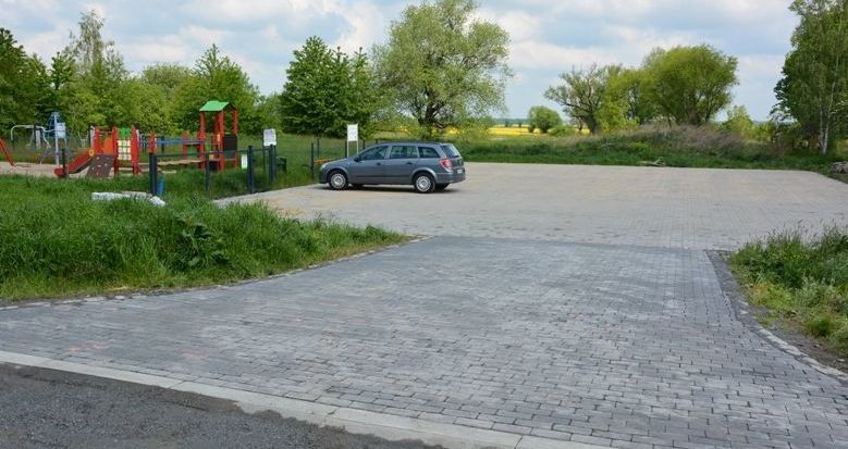 Jaroszów: Położyli kostkę