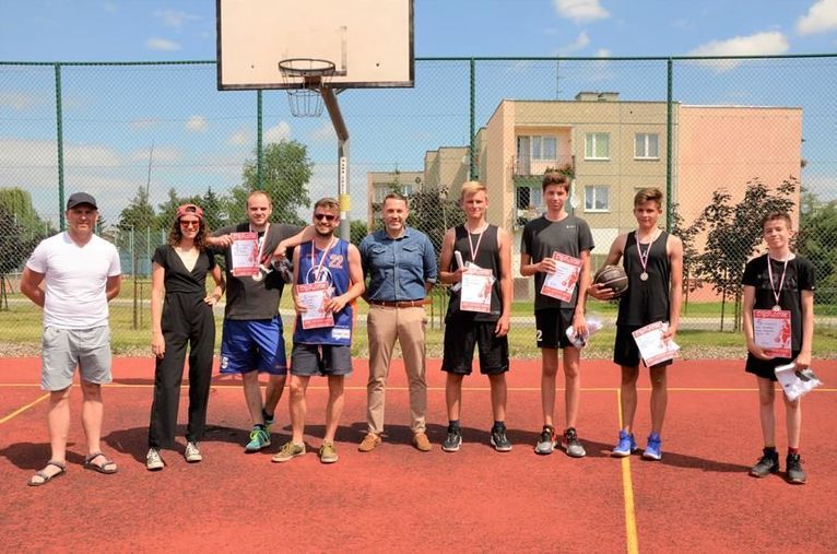 Żarów: Zmagania pod koszem