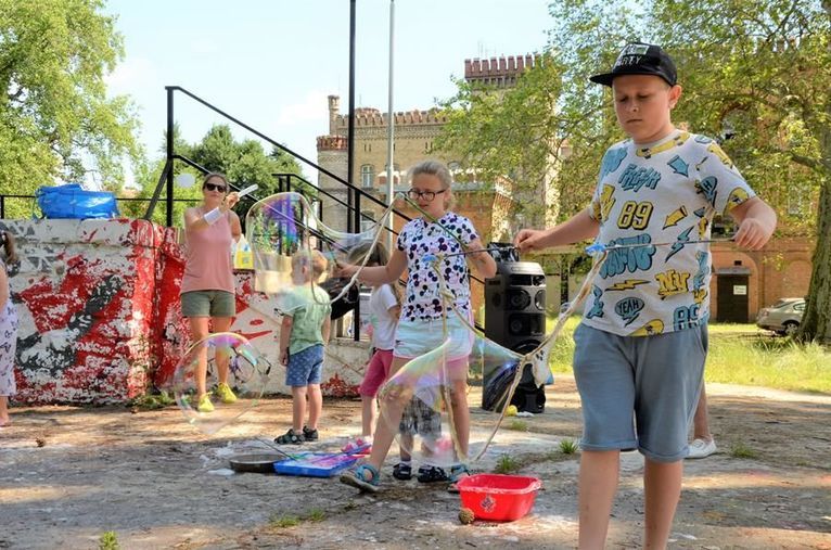 Żarów: Lato przy trzepaku