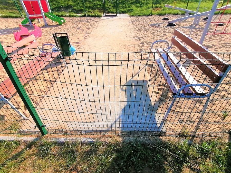 Świebodzice: Zniszczono ogrodzenie