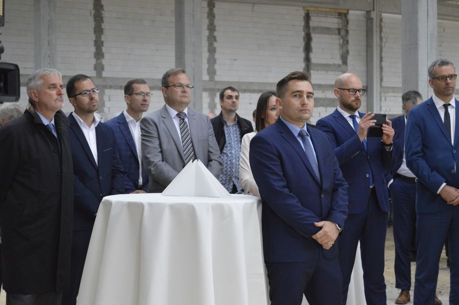 Świebodzice: Wiecha zawieszona