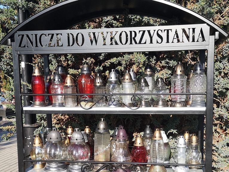 Żarów: Regały na znicze