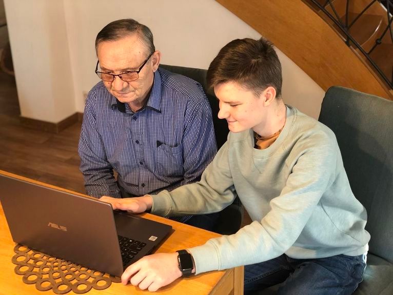 Żarów: Kajetan z laptopem