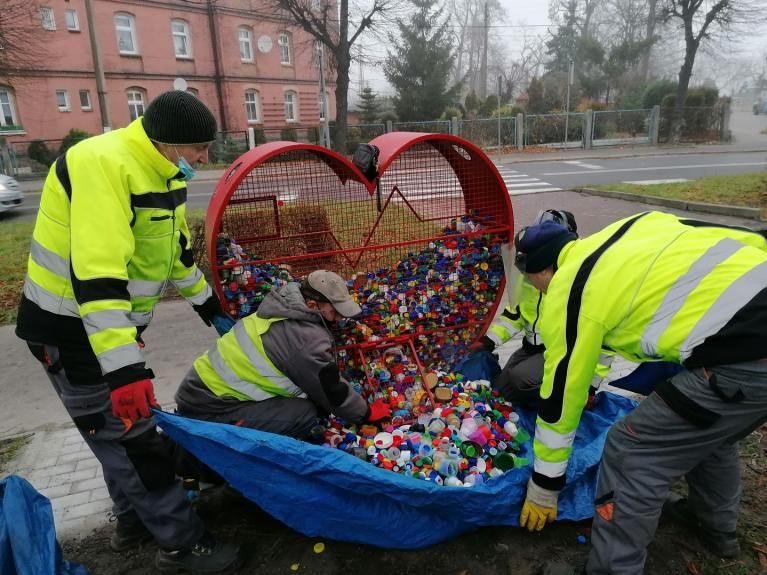 Jaworzyna Śląska: Zapełniony kosz