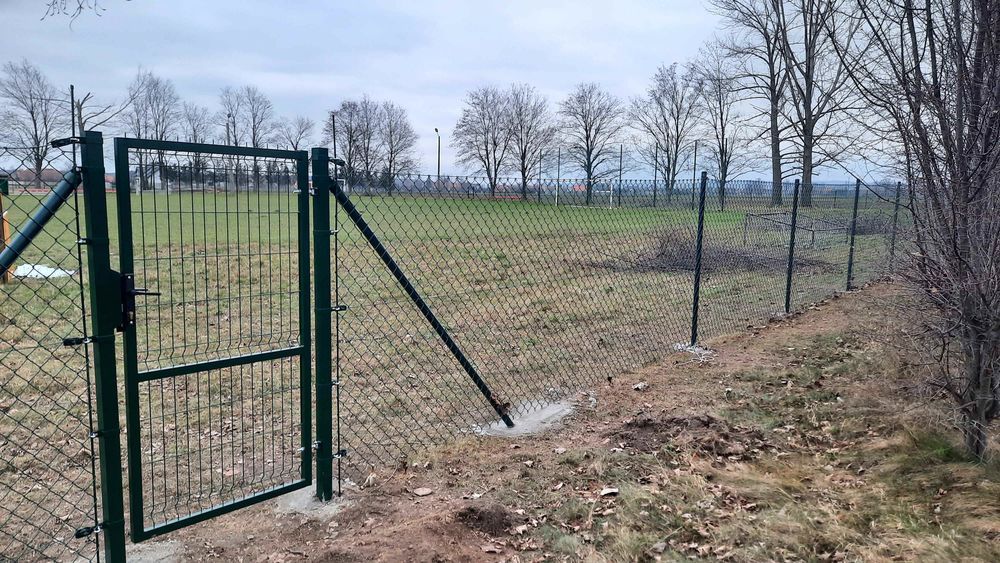 Olszany: Postawili ogorodzenie