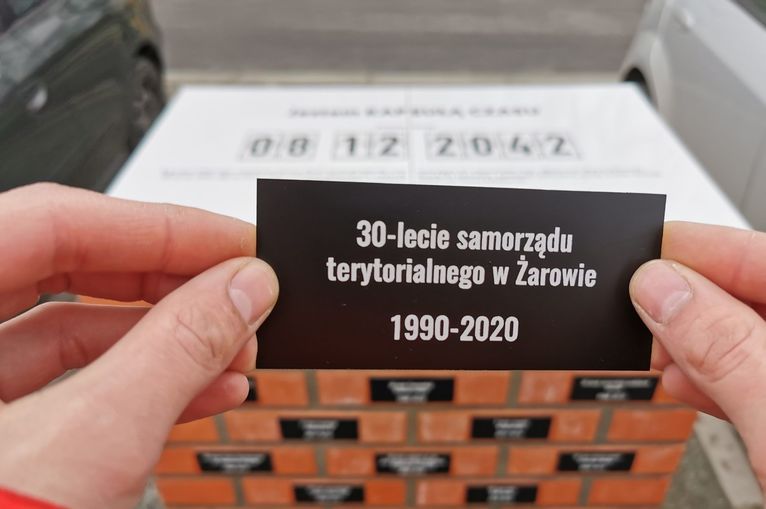 Żarów: Tabliczki zamontowane