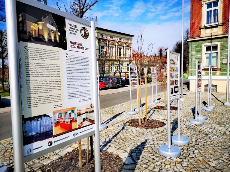 Żarów: Wystawa przed urzędem