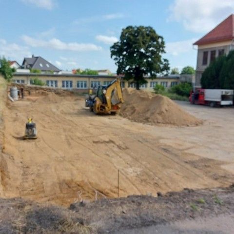 Strzegom: Budują boisko