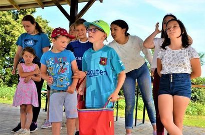 Żarów: Lato przy trzepaku