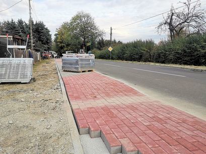 Gmina Żarów: Budują chodniki