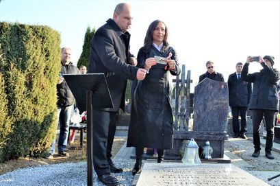 Żarów: Grób z Insygnium