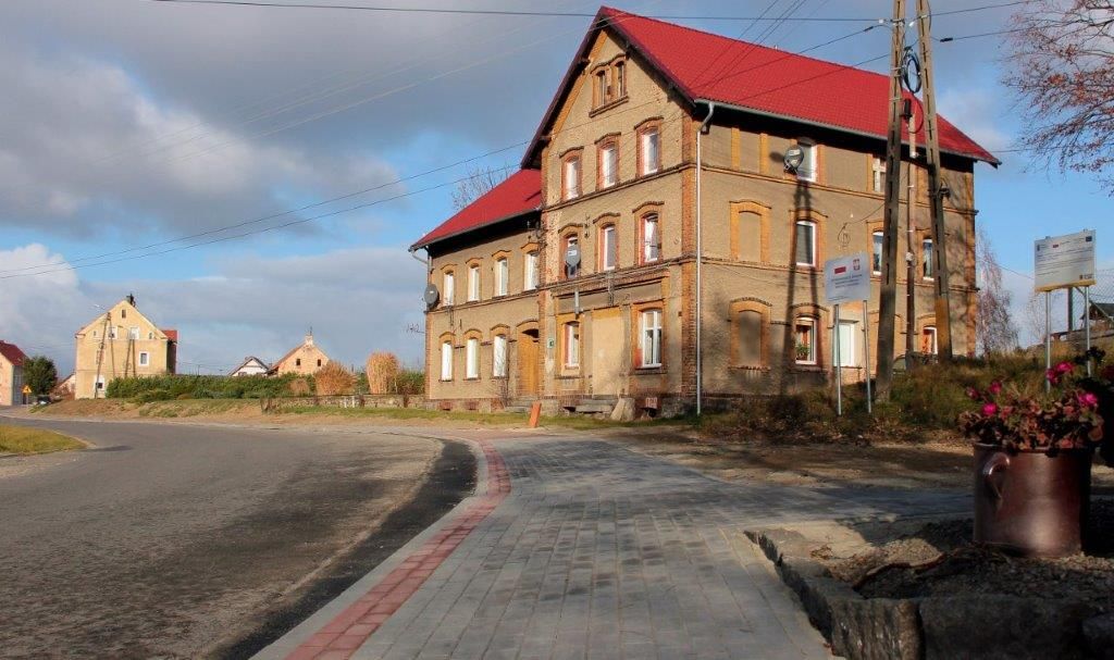 Dzierzków: Dzierzków z chodnikiem