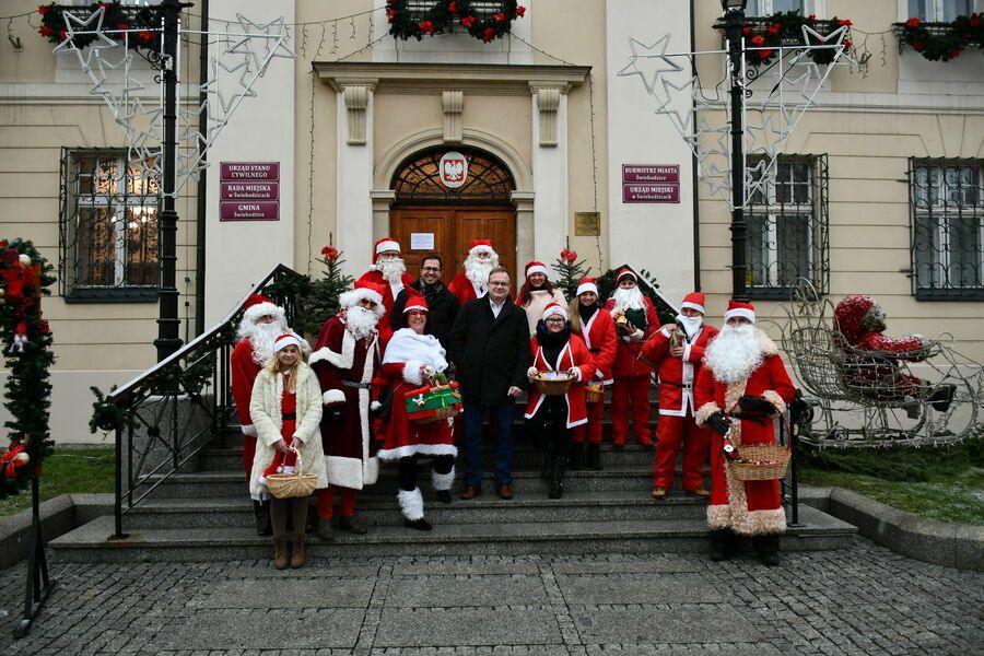 Świebodzice: Rozbłysła choinka