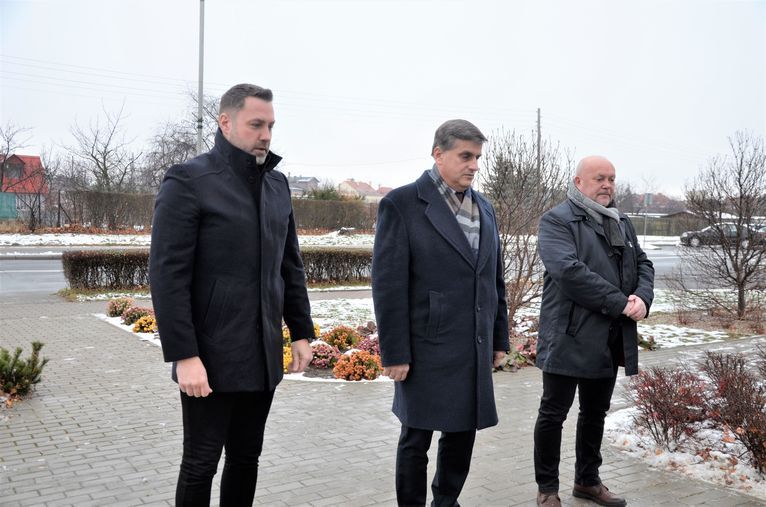 Żarów: Zapalili znicze