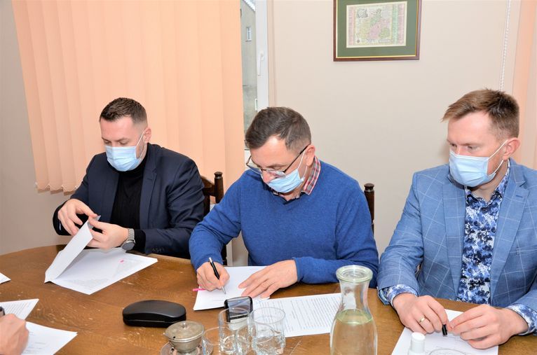 Żarów: Trzy do remontu