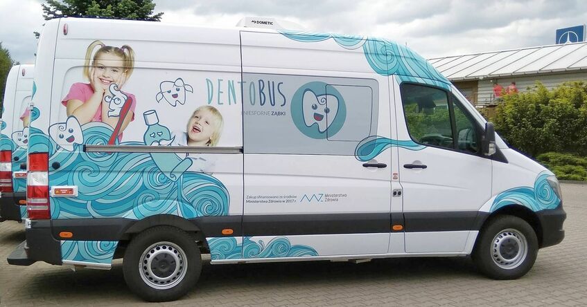 Świebodzice: Dentobus przed szkołami