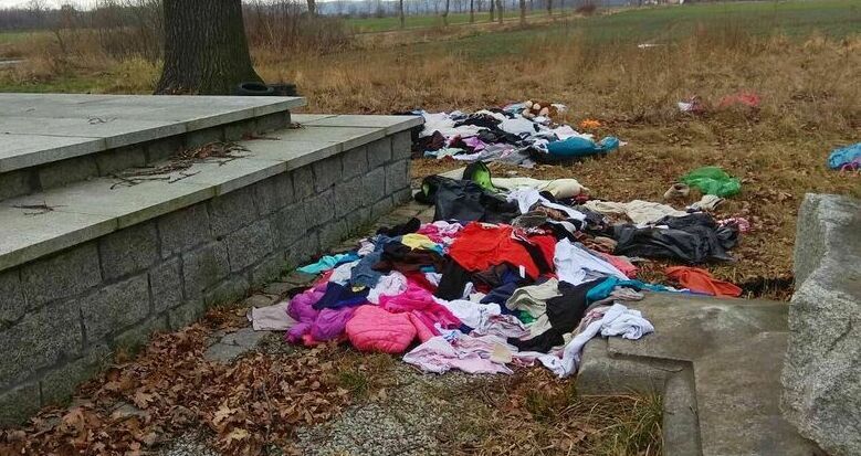 Godzieszówek: Wysypisko przy pomniku