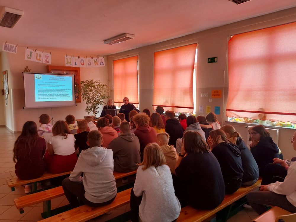 Lutomia Dolna: Policja przy szkolnej tablicy