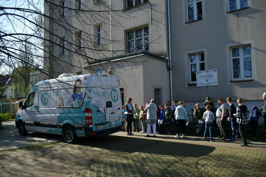 Świebodzice: Dentobus w szkołach
