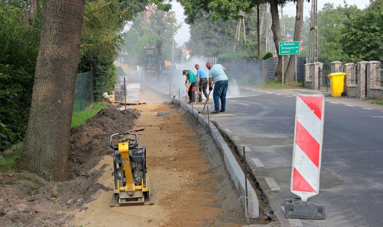 Roztoka: 100 metrów chodnika